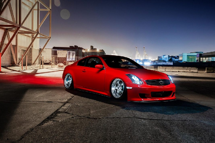 Khoang nội thất của chiếc xe đem lại cảm giác thể thao hơn đáng kể cho người cầm lái. Các chi tiết ốp nội thất, một số nút bấm cũng như tay nắm cửa, bảng điều khiển đã được EMM Tuning phủ carbon cùng phần vô lăng của xe đã được bọc da Alcantara đem lại cảm giác thể thao cho người cầm lái.