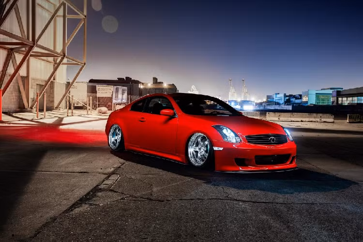 Khoang nội thất của chiếc xe đem lại cảm giác thể thao hơn đáng kể cho người cầm lái. Các chi tiết ốp nội thất, một số nút bấm cũng như tay nắm cửa, bảng điều khiển đã được EMM Tuning phủ carbon cùng phần vô lăng của xe đã được bọc da Alcantara đem lại cảm giác thể thao cho người cầm lái.