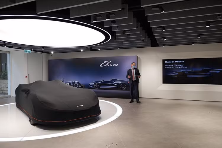 Với tình hình dịch bệnh Covid-19, nhà máy của McLaren tại Anh cũng đã đóng cửa nhưng việc mang các siêu phẩm như McLaren Senna LM hay McLaren Elva đi toàn thế giới để giới thiệu tại các thị trường trọng điểm vẫn được diễn ra. Mới đây nhất, sau khi trả chiếc siêu xe McLaren Senna LM về lại nhà máy của McLaren, đại lý McLaren Hồng Kông đã tổ chức buổi ra mắt siêu phẩm McLaren Elva cho giới nhà giàu ở đây.