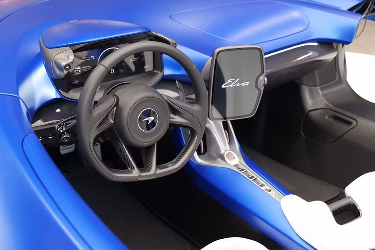 Vô lăng của McLaren Elva và phía bên hông là màn hình giải trí của xe. Trái tim" của McLaren Elva là khối động cơ xăng V8, tăng áp kép, dung tích 4.0 lít tương tự "đàn anh" Senna.