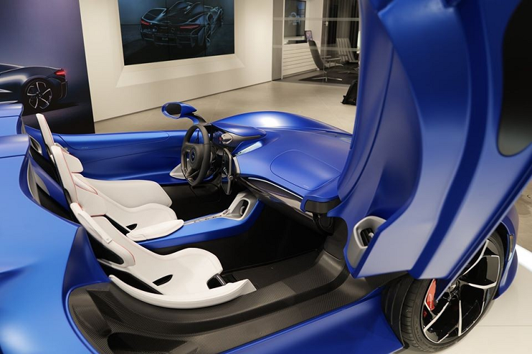 Chiếc siêu xe McLaren Elva đến Hồng Kông lần này có màu xanh dương nhám rất đẹp mắt và nổi bật. Đi cùng với đó là nhiều chi tiết carbon và bộ mâm sơn 2 tông màu tương phản. McLaren Elva được phát triển dựa trên hệ thống khung gầm và thân vỏ bằng sợi carbon siêu nhẹ. Người mua còn có thể chọn lựa kính chắn gió bằng carbon.