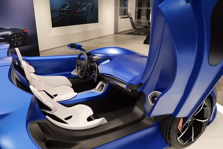 Chiếc siêu xe McLaren Elva đến Hồng Kông lần này có màu xanh dương nhám rất đẹp mắt và nổi bật. Đi cùng với đó là nhiều chi tiết carbon và bộ mâm sơn 2 tông màu tương phản. McLaren Elva được phát triển dựa trên hệ thống khung gầm và thân vỏ bằng sợi carbon siêu nhẹ. Người mua còn có thể chọn lựa kính chắn gió bằng carbon.