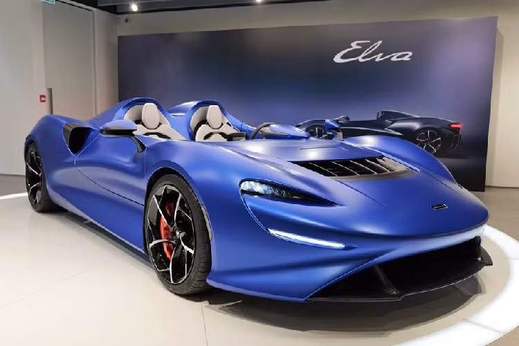 Về giá siêu xe McLaren Elva tại Hương Cảng, đại lý McLaren Hồng Kông ước tính là giá bán chưa thuế của xe sẽ rơi vào khoảng 1,2 triệu Bảng Anh cho đến 1,4 triệu Bảng Anh tuỳ theo sự cá nhân hoá của chủ xe. Đơn vị này cũng dự tính là McLaren Elva khi lăn bánh ở khu vực hành chính đặc biệt của Trung Quốc sẽ có giá lên đến 30 triệu đô la HKD, tương đương gần 90 tỷ đồng.