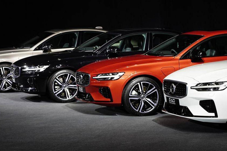 Bên cạnh đó, Volvo S60 tại Việt Nam còn được trang bị gói ngoại thất R-Design cùng các chi tiết như mặt ga lăng Urban Grid, cụm gương chiếu hậu R-Design và mâm xe thể thao 18 inch 5 chấu kép.