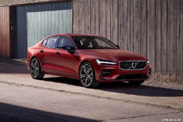 Volvo Việt Nam chính thức công bố giá bán Volvo S60 R-Design là từ 1,7 tỷ đồng. Đây được xem là mức giá cạnh tranh, kết hợp với những điểm nổi bật về thiết kế và tính năng trang bị thì Volvo S60 R-Design có nhiều tiềm năng để thành công tại Việt Nam.