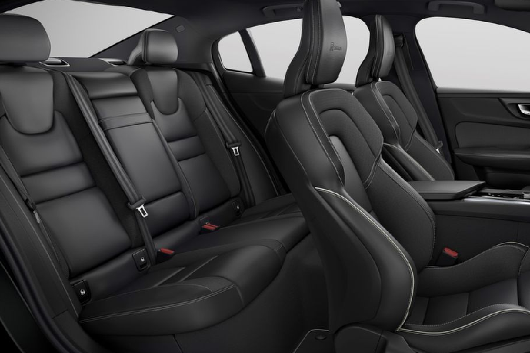 Những tính năng an toàn đặc trưng của Volvo S60 R-Design gồm có hệ thống phát hiện và cảnh báo chướng ngại vật phía trước, hỗ trợ phanh khẩn cấp (City Safety) cùng tính năng kiểm soát hành trình chủ động kết hợp hỗ trợ lái (Pilot Assist).