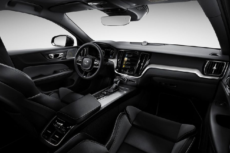 Đối với không gian nội thất, Volvo S60 R-Design được tích hợp đầy đủ công nghệ và trang bị tiên tiến nhất, bao gồm ghế ngồi có thiết kế ôm sát theo cơ thể và được đặt ở vị trí thấp hơn một chút so với các mẫu sedan thông thường, mang đến khả năng kết nối với mặt đường tốt hơn, hệ thống Sensus Connect tích hợp trong màn hình giải trí trung tâm đa nhiệm 9 inch cùng kết nối Apple Car Play/Android Auto, sạc không dây...