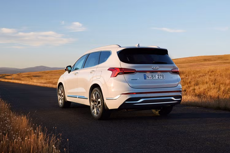 Phiên bản tiêu chuẩn của mẫu xe SUV Hyundai SantaFe 2021 sử dụng động cơ xăng V6 3.6L, sản sinh công suất 268 mã lực, mô-men xoắn 332 Nm và động cơ diesel 2.2L mạnh 198 mã lực, mô-men xoắn 440 Nm. Bản động cơ xăng đi kèm hộp số tự động 8 cấp trong khi bản diesel có hộp số ly hợp kép 8 cấp.