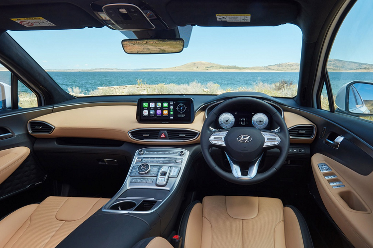 Các trang bị tiêu chuẩn trên SantaFe đời 2021 gồm màn hình thông tin giải trí 8 inch hỗ trợ Apple CarPlay/Android Auto, camera lùi, hỗ trợ đỗ xe, cảnh báo áp suất lốp. Gói an toàn Hyundai SmartSense gồm cảnh báo va chạm phía trước, cảnh báo tài xế mất tập trung và hỗ trợ tránh va chạm tại điểm mù.