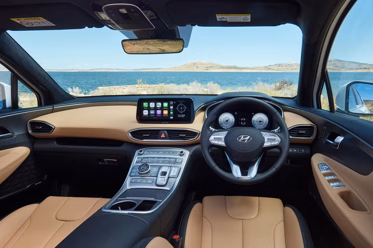 Các trang bị tiêu chuẩn trên SantaFe đời 2021 gồm màn hình thông tin giải trí 8 inch hỗ trợ Apple CarPlay/Android Auto, camera lùi, hỗ trợ đỗ xe, cảnh báo áp suất lốp. Gói an toàn Hyundai SmartSense gồm cảnh báo va chạm phía trước, cảnh báo tài xế mất tập trung và hỗ trợ tránh va chạm tại điểm mù.