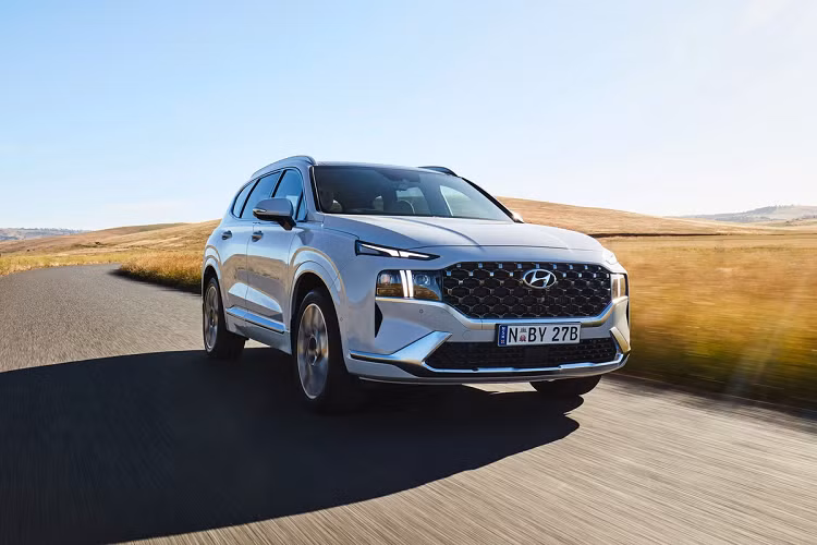 Hệ thống đèn vẫn là kiểu đèn tách rời nhưng đèn daylight hình chữ T trên SantaFe 2021 kéo dài xuống tận cụm đèn chiếu sáng chính bên dưới.