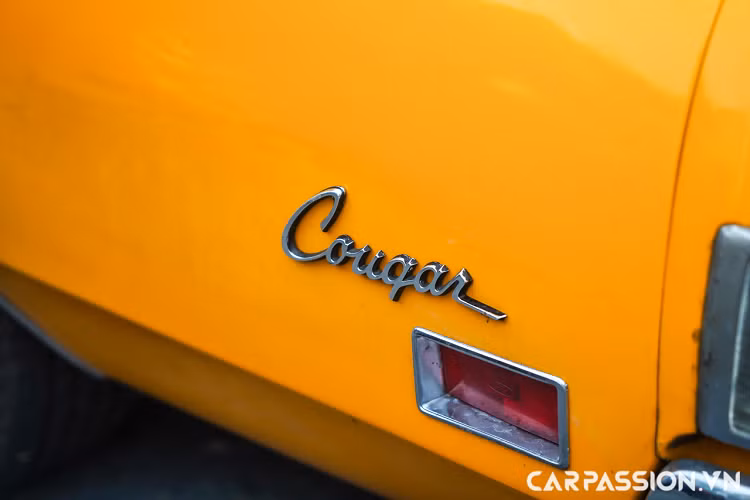 Chiếc xe sở hữu khoang nội thất được bọc với chất liệu da màu nâu đầy sang trọng, cổ điển.