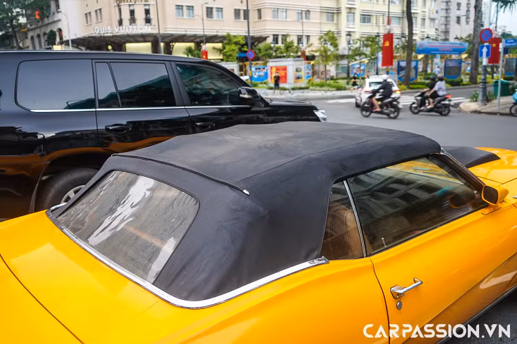 Kết hợp với đó chính là các phần giữa ghế được bọc vải lạ mắt, bảng táp lô, bụng cửa được đính logo Cougar và được ốp gỗ sang trọng. Khoang nội thất xe được thiết kế đơn giản đậm chất những chiếc xe cơ bắp Mỹ được chủ nhân bảo quản, phục hồi cẩn thận.