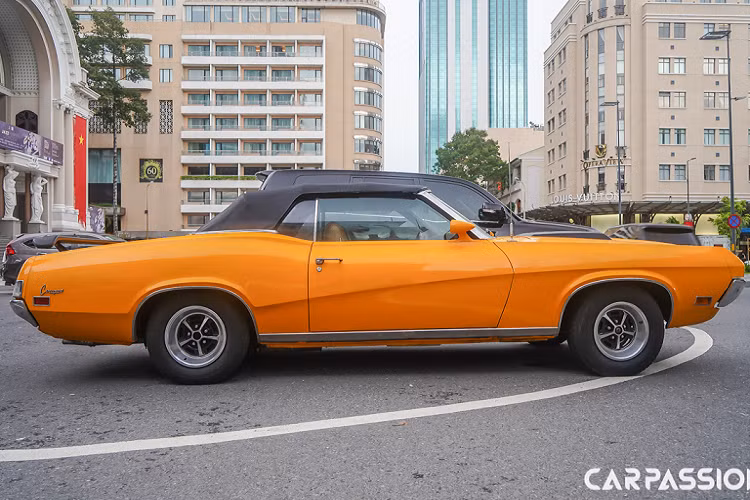 Vượt xa những dự đoán về doanh số ban đầu, Cougar chiếm gần 40% doanh số bán Lincoln-Mercury năm 1967. Mercury Cougar cũng là mẫu xe đã nhận được giải thưởng Motor Trend Năm năm 1967, đồng thời đây cũng chính là chiếc xe Lincoln-Mercury đầu tiên đạt được danh hiệu này.