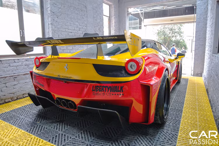 Đồng thời chiếc xe còn được trang bị một cánh gió cỡ lớn được làm bằng chất liệu carbon. Đây cũng là một kiểu dáng cánh gió được sử dụng phổ biến trên các gói độ từ thương hiệu Liberty Walk.