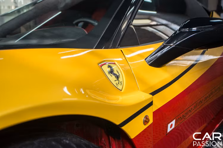 Ngoài những nâng cấp về ngoại thất, chiếc xe còn được trang bị hệ thống xả FI Exhaust đem lại âm thanh động cơ đầy uy lực cùng hệ thống phuộc hơi Airrex giúp xe có thể nâng hạ gầm một cách dễ dàng, tạo thuận lợi hơn cho việc vận hành.