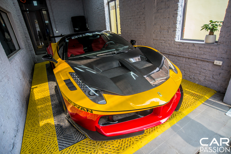 Những gói nâng cấp siêu xe Ferrari 458 Italia từ Liberty Walk này mang đến những phần ốp mở rộng thân xe mới với thiết kế vuông vức có phần tương đồng nhau và không còn được sử dụng đinh tán để cố định vào thân xe nữa. Ở gói độ này, một số chi tiết sẽ được thay thế mới thay vì cắt đi, đem lại cho chiếc xe một vẻ ngoài có phần “đồ sộ” hơn.