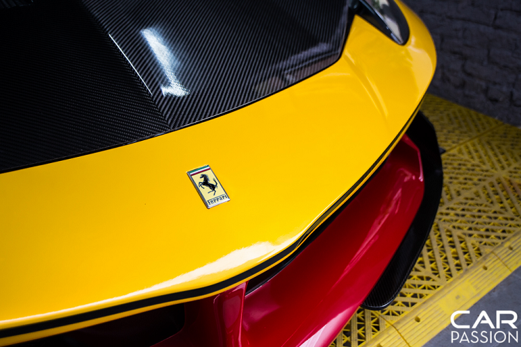 Có thể nói, phần cản này khá “góc cạnh” so với cản trên phiên bản gốc. Kết hợp với đó chính là nắp capo được thay mới với hai hốc gió lớn và được chế tạo hoàn toàn bằng chất liệu sợi carbon.