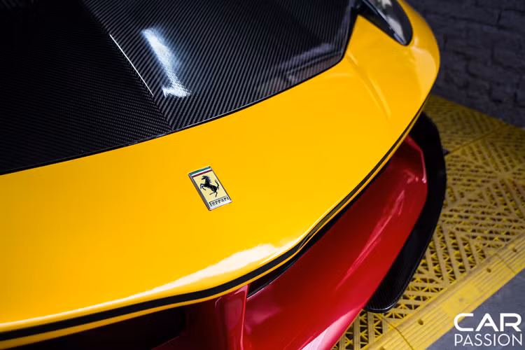 Có thể nói, phần cản này khá “góc cạnh” so với cản trên phiên bản gốc. Kết hợp với đó chính là nắp capo được thay mới với hai hốc gió lớn và được chế tạo hoàn toàn bằng chất liệu sợi carbon.