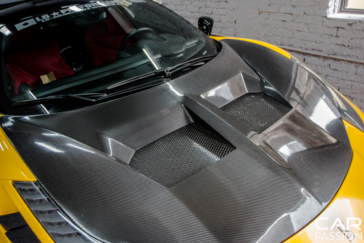 Ngoài ra, chiếc xe còn được trang bị phần cản trước hoàn toàn mới được thiết kế kéo dài góc cạnh. Cản được thiết kế nhọn cùng hai hốc tản nhiệt cỡ lớn lấy cảm hứng từ mẫu siêu xe đình đám LaFerrari của thương hiệu Ferrari.