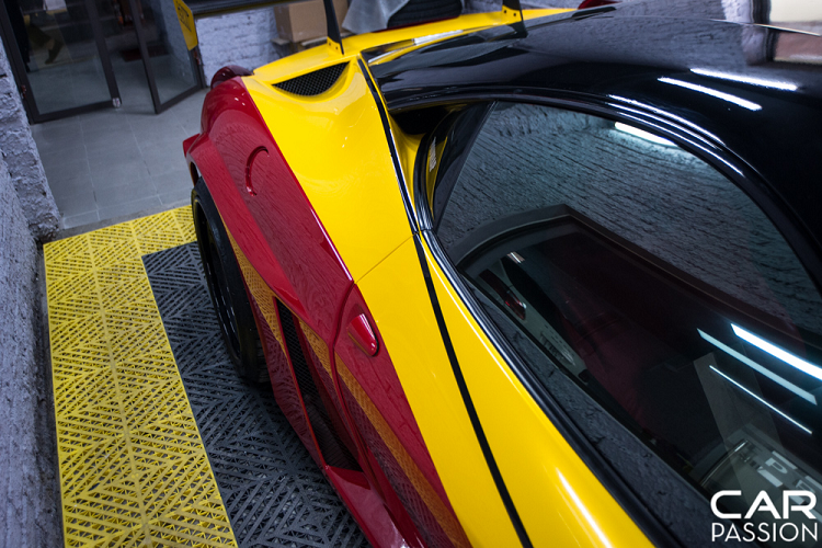 Phần ốp thân xe được mở rộng cùng những hốc gió lớn cùng thiết kế phẳng. Phần ốp mở rộng này có thể gợi liên tưởng tới những mẫu xe đua của Nhật Bản vào những năm 80. Ngoài ra phần lip hông xe cũng được trang bị liền mạch với các vè ốp bánh thay vì tách biệt như trên gói độ tiền nhiệm.