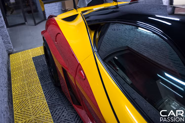 Phần ốp thân xe được mở rộng cùng những hốc gió lớn cùng thiết kế phẳng. Phần ốp mở rộng này có thể gợi liên tưởng tới những mẫu xe đua của Nhật Bản vào những năm 80. Ngoài ra phần lip hông xe cũng được trang bị liền mạch với các vè ốp bánh thay vì tách biệt như trên gói độ tiền nhiệm.