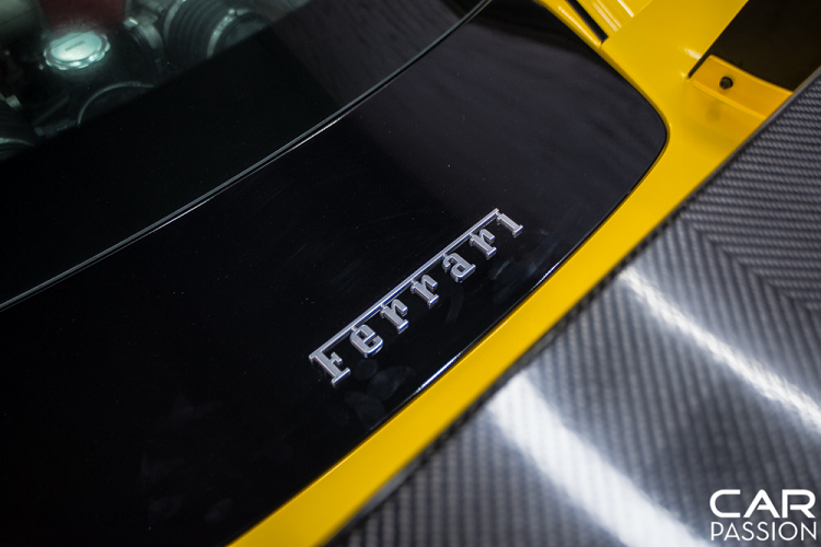 Với bộ bodykit ốp thân rộng được thiết kế có phần góc cạnh, ngoại hình của chiếc Ferrari 458 Italia độ này đã được thay đổi đáng kể. Nếu trước đây chiếc xe gợi cảm với những đường nét mềm mại đến từ Pininfarina thì giờ đây sự góc cạnh mà Liberty Walk mang đến đã làm cho chiếc xe trở nên độc đáo hơn.