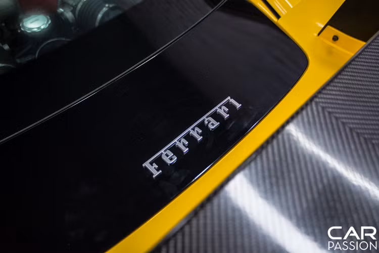 Với bộ bodykit ốp thân rộng được thiết kế có phần góc cạnh, ngoại hình của chiếc Ferrari 458 Italia độ này đã được thay đổi đáng kể. Nếu trước đây chiếc xe gợi cảm với những đường nét mềm mại đến từ Pininfarina thì giờ đây sự góc cạnh mà Liberty Walk mang đến đã làm cho chiếc xe trở nên độc đáo hơn.