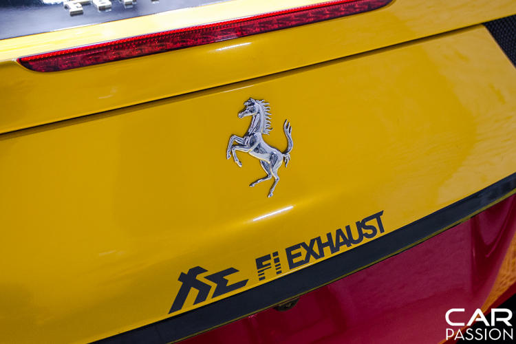 So với phiên bản gốc, phần cản sau được điều chỉnh lại một số chi tiết nhỏ như phần hốc gió dưới được thiết kế kết hợp với phần lip carbon vuốt cao lên vuông vức, khỏe khoắn.