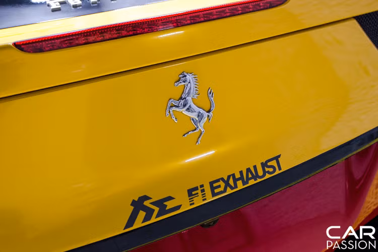 So với phiên bản gốc, phần cản sau được điều chỉnh lại một số chi tiết nhỏ như phần hốc gió dưới được thiết kế kết hợp với phần lip carbon vuốt cao lên vuông vức, khỏe khoắn.