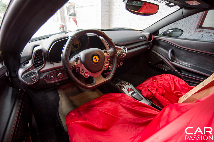 Chiếc 458 LB-Silhouette Works GT còn được khoác lên mình một lớp áo mới với 3 màu đỏ-vàng-đen đan xen kết hợp. Trên nền màu đỏ chủ đạo, chiếc xe được dán đường màu vàng cùng các đường nét viền màu đen nổi bật. Trên xe còn được dán những logo đã quá quen thuộc với thương hiệu Liberty Walk như dòng Slogan cũng như các ký hiệu khác của thương hiệu này.