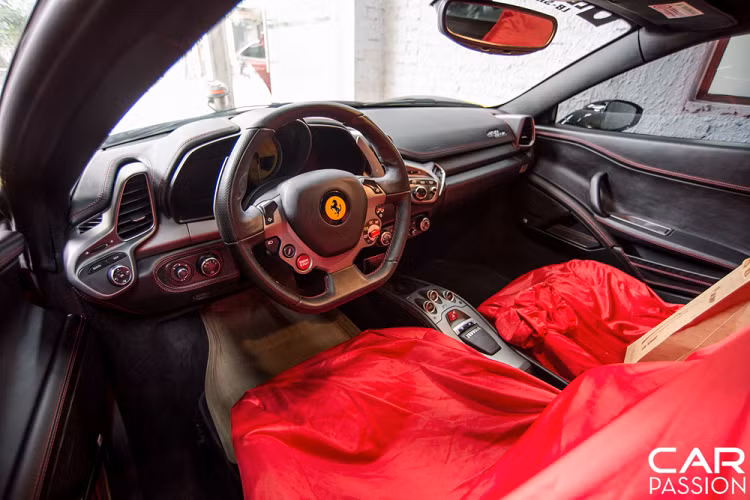 Chiếc 458 LB-Silhouette Works GT còn được khoác lên mình một lớp áo mới với 3 màu đỏ-vàng-đen đan xen kết hợp. Trên nền màu đỏ chủ đạo, chiếc xe được dán đường màu vàng cùng các đường nét viền màu đen nổi bật. Trên xe còn được dán những logo đã quá quen thuộc với thương hiệu Liberty Walk như dòng Slogan cũng như các ký hiệu khác của thương hiệu này.