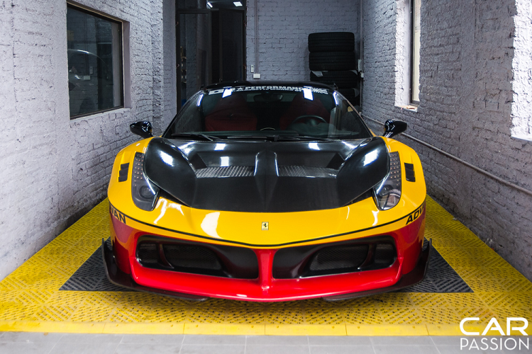 Gói độ Liberty Walk cho Ferrari 458 Italia không đem đến sự thay đổi về động cơ nên chiếc xe sẽ vẫn được sử dụng động cơ V8 4.5L sản sinh công suất 570 mã lực tại 9.000 vòng/phút và mô-men xoắn cực đại 540 Nm tại 6.000 vòng/phút. Xe có khả năng tăng tốc 0-100 km/h trong 3,4 giây trước khi đạt tốc độ tối đa 325 km/h.