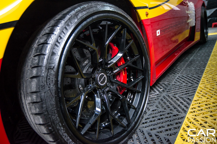 Kết hợp với vẻ ngoài đồ sộ từ gói độ Silhouette GT chính là bộ mâm PF10 ULTRASPORT+ đến từ thương hiệu Brixton Forged. Bộ mâm được thiết kế 5 chấu kép chủ đạo sơn đen bóng cùng các họa tiết đan xen lạ mắt.