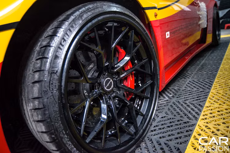 Kết hợp với vẻ ngoài đồ sộ từ gói độ Silhouette GT chính là bộ mâm PF10 ULTRASPORT+ đến từ thương hiệu Brixton Forged. Bộ mâm được thiết kế 5 chấu kép chủ đạo sơn đen bóng cùng các họa tiết đan xen lạ mắt.