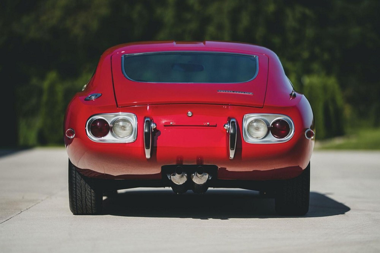 Yamaha đã lấy khối động cơ I6 dung tích 2.0 lít từ Toyota Crown và điều chỉnh lại nó để dùng trong 2000GT bằng cách lắp trục cam kép mới. Điều này thúc đẩy tổng công suất lên 150 mã lực, hoạt động phối hợp hệ dẫn động cầu sau và hộp số sàn 5 cấp (hộp số tự động 3 cấp là tùy chọn). Nhờ có trọng lượng không tải chỉ 1.088 kg và tỉ lệ phân phối trọng lượng 49/51 (trước/sau), 2000GT là chiếc xe trong mơ của một tay lái thực thụ. Đây cũng là một trong những mẫu xe đắt nhất thập niên 1960, bởi khi ra mắt nó có giá cao hơn 1.000 USD so với Jaguar E-Type và Porsche 911.