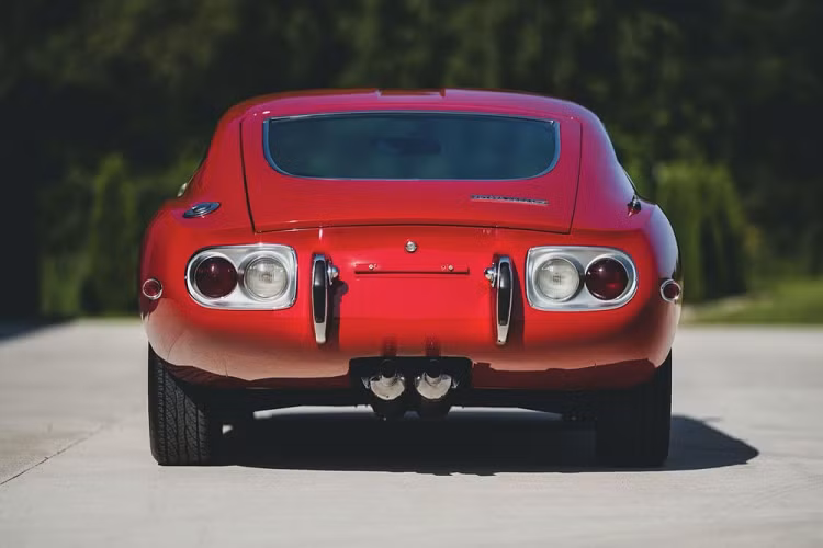 Yamaha đã lấy khối động cơ I6 dung tích 2.0 lít từ Toyota Crown và điều chỉnh lại nó để dùng trong 2000GT bằng cách lắp trục cam kép mới. Điều này thúc đẩy tổng công suất lên 150 mã lực, hoạt động phối hợp hệ dẫn động cầu sau và hộp số sàn 5 cấp (hộp số tự động 3 cấp là tùy chọn). Nhờ có trọng lượng không tải chỉ 1.088 kg và tỉ lệ phân phối trọng lượng 49/51 (trước/sau), 2000GT là chiếc xe trong mơ của một tay lái thực thụ. Đây cũng là một trong những mẫu xe đắt nhất thập niên 1960, bởi khi ra mắt nó có giá cao hơn 1.000 USD so với Jaguar E-Type và Porsche 911.