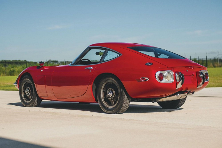 Minh chứng là chiếc xe thể thao Toyota 2000GT 1967 này, nó vừa được bán đấu giá 912.500 USD (tương đương 21,1 tỷ đồng) tại một phiên đấu giá diễn ra trong ngày 25 tháng 10, vượt qua cả mức dự kiến ban đầu 850.000 USD. Chiếc 2000GT này có thêm một yếu tố thu hút khi nó vốn được mua và sở hữu bởi tay đua huyền thoại người Mỹ Otto Linton (1917-2018).