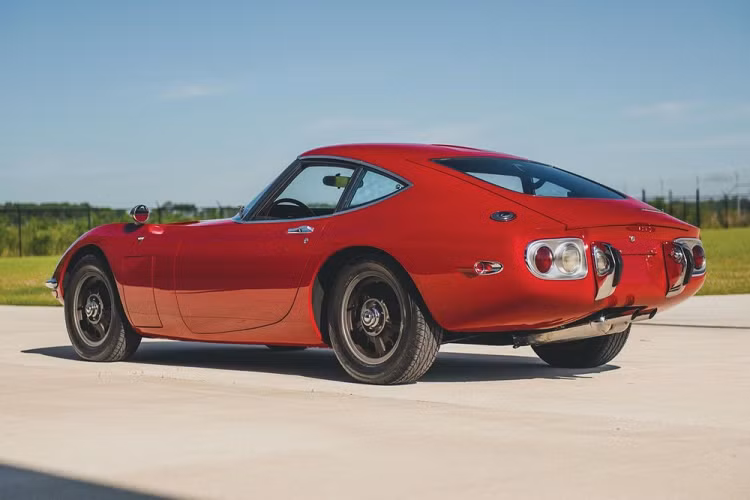 Minh chứng là chiếc xe thể thao Toyota 2000GT 1967 này, nó vừa được bán đấu giá 912.500 USD (tương đương 21,1 tỷ đồng) tại một phiên đấu giá diễn ra trong ngày 25 tháng 10, vượt qua cả mức dự kiến ban đầu 850.000 USD. Chiếc 2000GT này có thêm một yếu tố thu hút khi nó vốn được mua và sở hữu bởi tay đua huyền thoại người Mỹ Otto Linton (1917-2018).