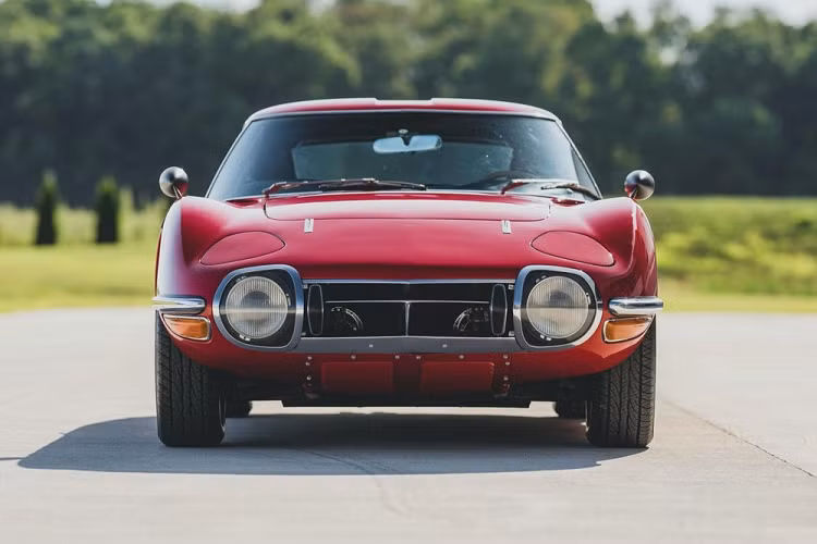 Sinh ra từ bản chất motorsport, Toyota 2000GT hàng độc này đã trở thành mẫu xe đỉnh nhất của thương hiệu khi nó ra mắt trong năm 1967. Ban đầu là một dự án của Yamaha, nó đã sang tay Toyota, và Toyota coi nó là một cơ hội để chứng minh đội ngũ kỹ sư và thiết kế của họ có thể cạnh tranh với những người tài giỏi nhất thế giới.