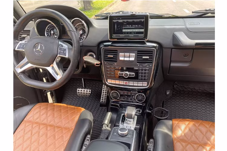 Tại Việt Nam, xe sang thường đi với biển được cho là điều “hiển nhiên”. Thế hệ G63 AMG này được Mercedes-Benz giới thiệu lần đầu năm 2012. Thế hệ cũ của G63 được Mercedes-Benz Việt Nam (MBV) giới thiệu hồi đầu tháng 2/2014 với mức giá 7,074 tỷ đồng. Giá xe Mercedes-AMG G63 biển đẹp trong bài viết này đang được chào bán 7,499 tỷ đồng.