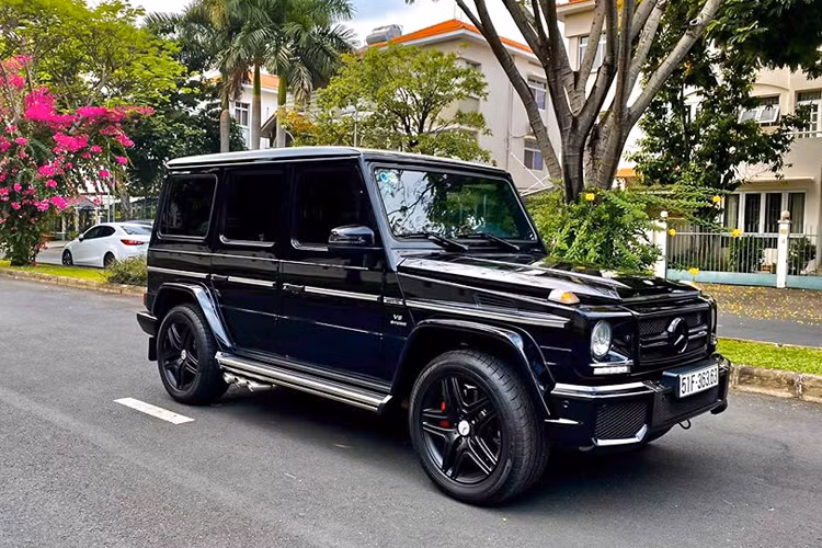 Sức mạnh được truyền xuống bốn bánh toàn thời gian (4Matic) thông qua hộp số tự động 7 cấp - 7GTRONIC PLUS. G63 đi kèm với hệ thống lực kéo điện tử 4-ETS, khóa vi sai 03 chế độ (trước/sau/trung tâm). G63 AMG cũng được trang bị chức năng ECO Start/Stop tự động tắt máy khi dừng lâu nhằm giảm khí xả và tiêu hao nhiên liệu. 