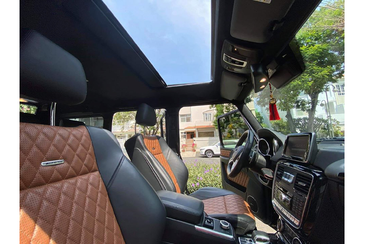 Từ năm 1979 cho đến nay, G-Class vẫn bảo thủ trong thiết kế khi duy trì ngoại thất mang hình dáng hộp, vuông vức từng góc cạnh, mà có thể nói vui rằng những điểm bo tròn tìm thấy trên G-Class chỉ có thể là logo “Mẹc”, cụm đèn pha hay 4 bánh xe.