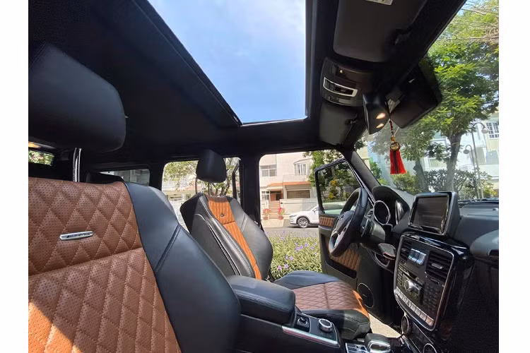 Từ năm 1979 cho đến nay, G-Class vẫn bảo thủ trong thiết kế khi duy trì ngoại thất mang hình dáng hộp, vuông vức từng góc cạnh, mà có thể nói vui rằng những điểm bo tròn tìm thấy trên G-Class chỉ có thể là logo “Mẹc”, cụm đèn pha hay 4 bánh xe.