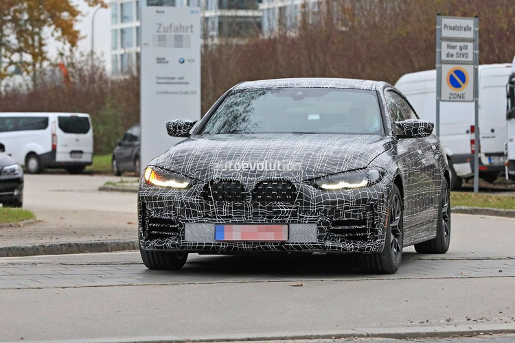 Theo một số nguồn tin, BMW 4-Series Gran Coupe 2022 dự kiến sẽ sử dụng động cơ tuỳ chọn từ I4 2.0L tới I6 3.0L tương tự "người anh em" 3-Series. Đi kèm với đó còn là trang bị hộp số tự động 8 cấp hoặc hộp số sàn kiểu thể thao cùng hệ dẫn động cầu sau hoặc 4 bánh.