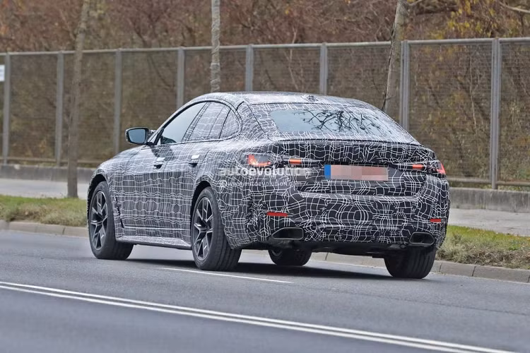 Nếu là một tín đồ của hãng xe xứ Baravia, bạn có thể nhận ra sự tương đồng đặc biệt giữa bộ lưới tản nhiệt này với mẫu BMW M4 2021 mới ra mắt cách đây một thời gian.