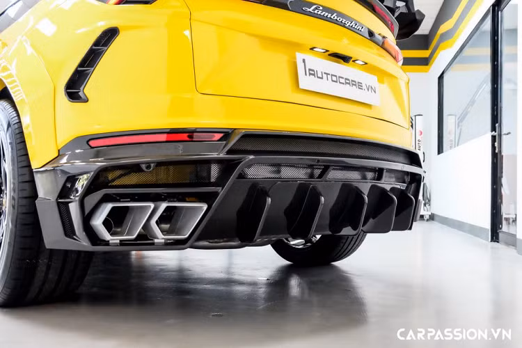 Tiến vào trong khoang lái, toàn bộ khoang nội thất được phối hai tông màu vàng-đen cá tính. Bám sát với ngôn ngữ thiết kế sử dụng những hình lục giác với các chi tiết như hốc điều hoà, họa tiết trên ghế ngồi, …, nét thiết kế mới trên Urus tạo cho những người ngồi trong xe một cảm giác được bao quanh bởi rất nhiều những chi tiết khác nhau.