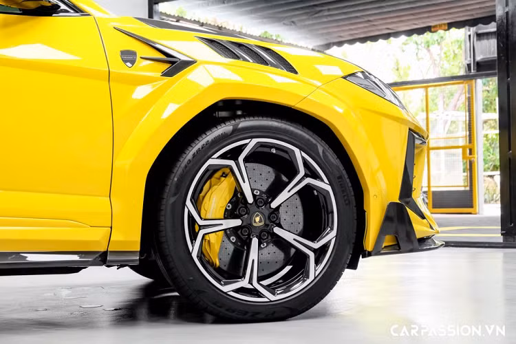 Không kém cạnh phần đầu xe, ở phía sau Mansory mang đến sự khác biệt lớn với những chi tiết làm từ sợi carbon như 2 cánh gió carbon bắt cố định vào nắp cốp, ốp sợi carbon cho phần nẹp mui phía sau, khe thoát khí cũng được ốp sợi carbon. Chi tiết gây ấn tượng nhất chính là bộ khuếch tán mới được làm hoàn toàn từ sợi carbon, sự xuất hiện của nhiều khe chia gió cùng chụp ống xả hình ngũ giác mang lại cái nhìn đầy ấn tượng.