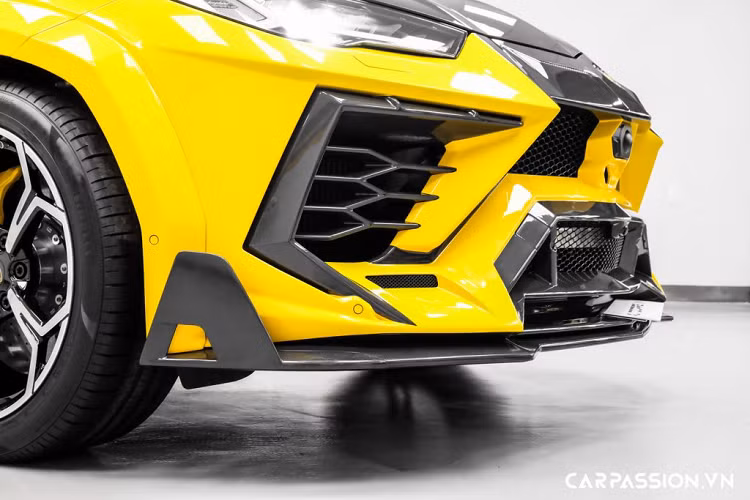 Sử dụng vật liệu sợi carbon, các chi tiết mới không chỉ cải thiện tính khí động học mà còn giúp Urus giảm đi cân nặng, đồng thời gia tăng hiệu năng vận hành. Đầu xe được trang bị thêm líp trước to bản bằng sợi carbon, nắp ca-pô nguyên bản trên xe cũng được thay thế hoàn toàn bằng nắp ca-pô carbon được dập gân mạnh mẽ, bổ sung thêm 4 khe thoát khí có tạo hình hầm hố. Gương chiếu hậu trên xe cũng được ốp sợi carbon và khắc tên của nhà độ nước Đức.