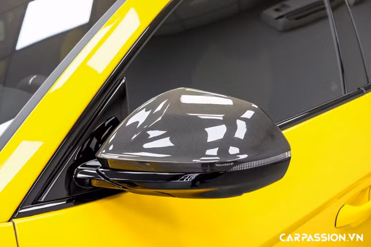 Ở góc nhìn ngang, thân xe trở nên cơ bắp hơn nhờ các miếng ốp của gói độ thân rộng, thân xe được trang bị thêm miếng ốp sườn bằng sợi carbon. Thay vì lựa chọn bộ mâm độ của Mansory, chủ nhân xe vẫn sử dụng bộ mâm 5 chấu Nath dạng diamond-cut, có đường kính 22 inch. Ẩn đằng sau là hệ thống phanh đĩa hiệu năng cao với cùm phanh Lamborghini sơn vàng kết hợp với đĩa phanh carbon ceramic. Được biết, Lamborghini Urus hiện đang nắm giữ kỉ lục về mẫu xe được trang bị đĩa phanh carbon ceramic có đường kính lớn nhất thế giới.